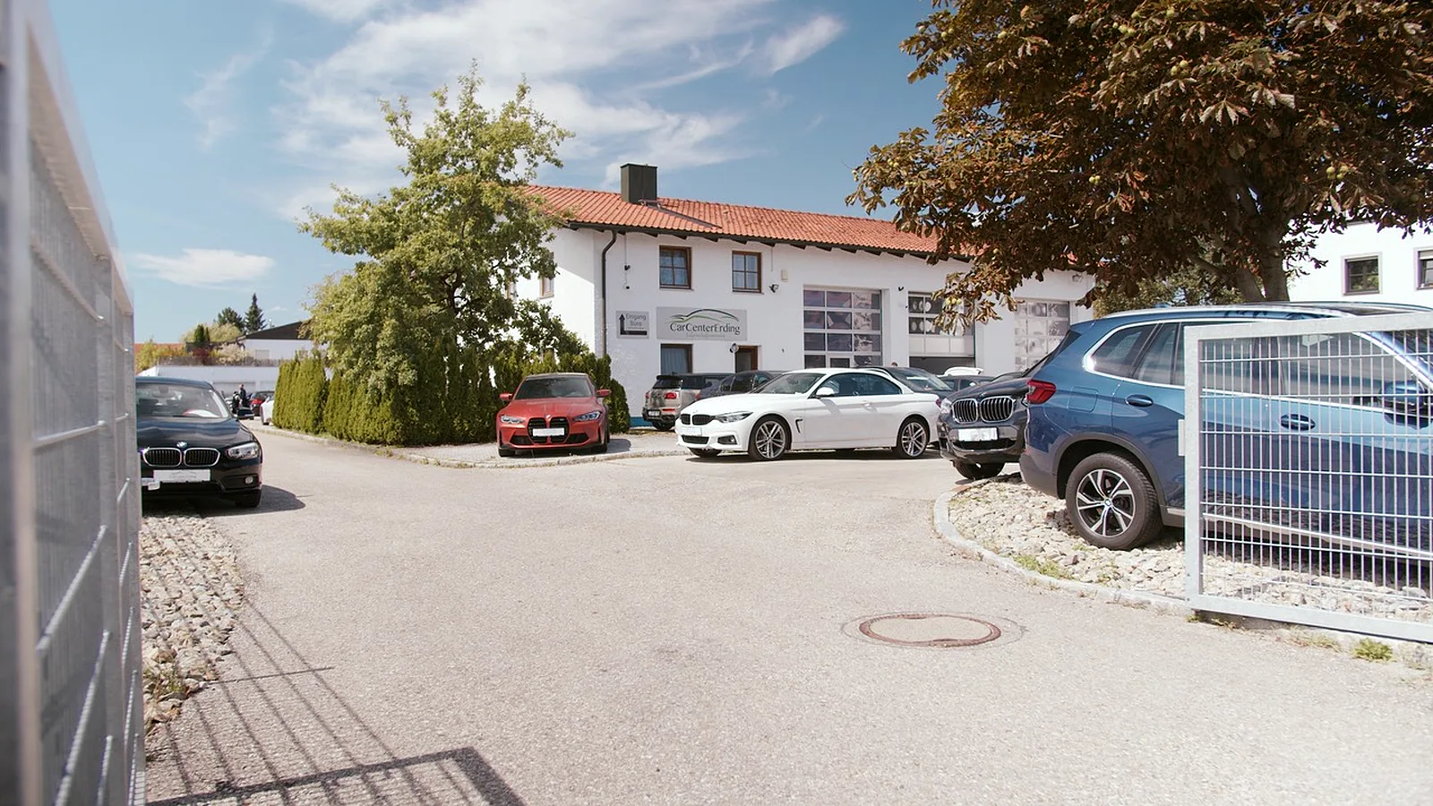 Die Einfahrt Otto-Hahn-Str. 4 in Erding mit Bürohaus und den Fahrzeugreihen des CarCenter Erding