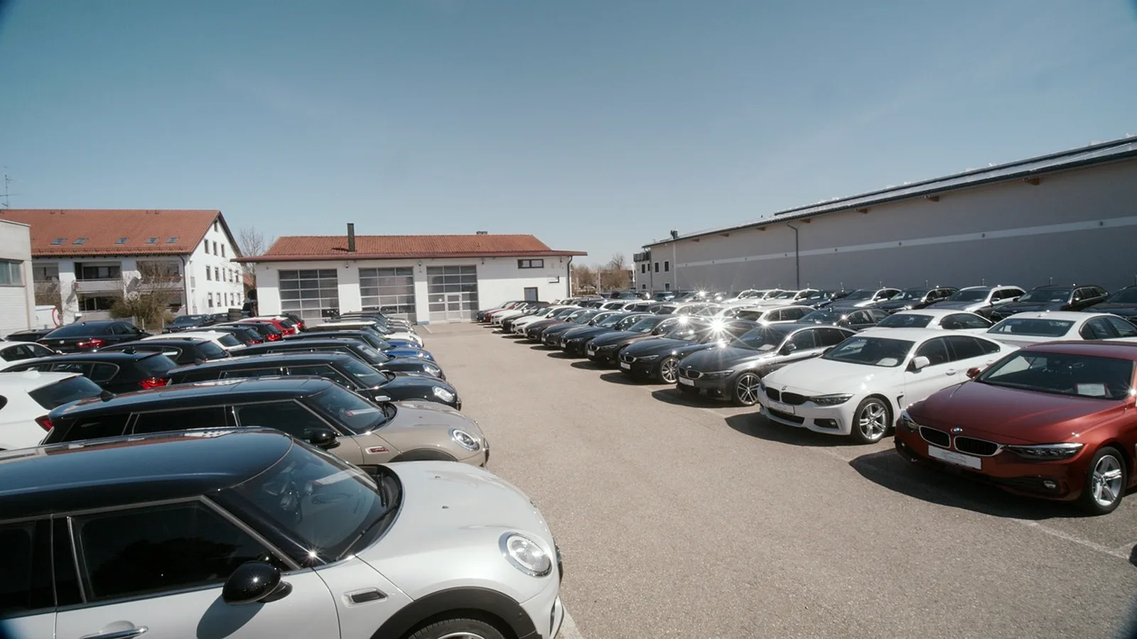 Der Hof des CarCenter Erding mit den Fahrzeugreihen vor den Hallen