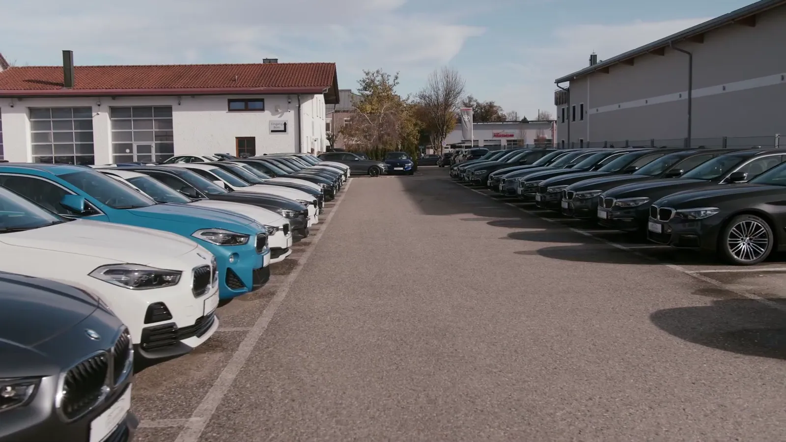 Hofgasse zwischen den BMW-Reihen am Standort in Erding