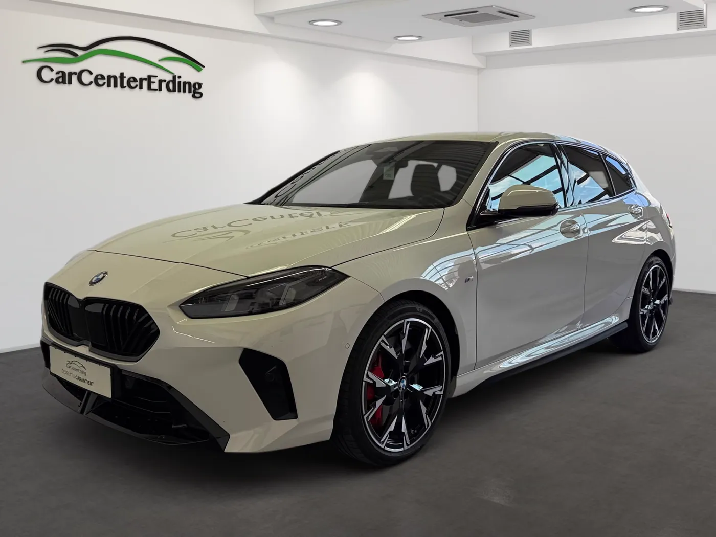 BMW 1er M Sport Pro im Ausstellungsraum des CarCenter Erding