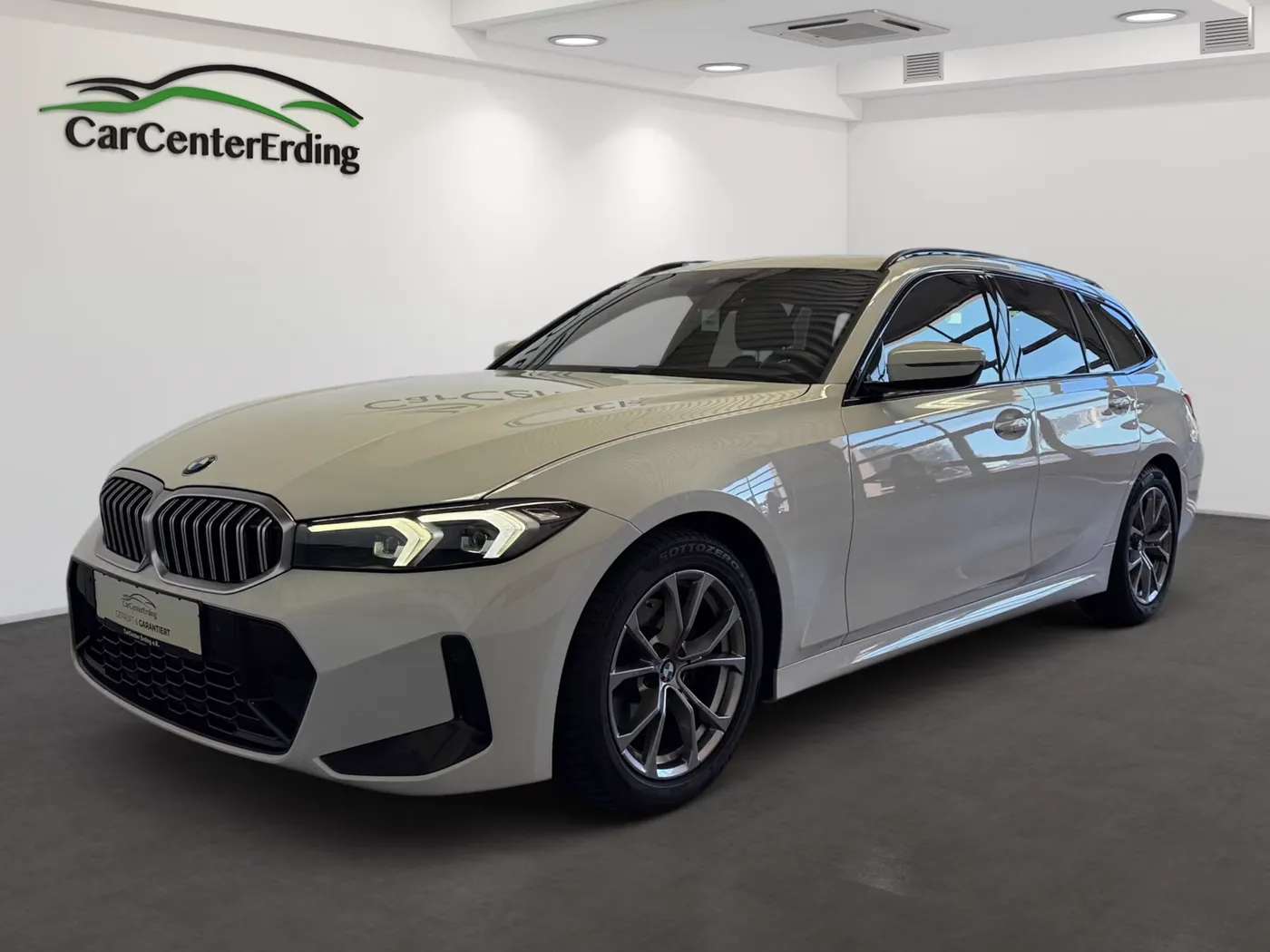BMW 3er Touring M Sport im Ausstellungsraum des CarCenter Erding