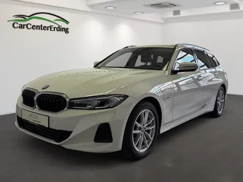BMW 330e Touring, Alpinweiss Iii