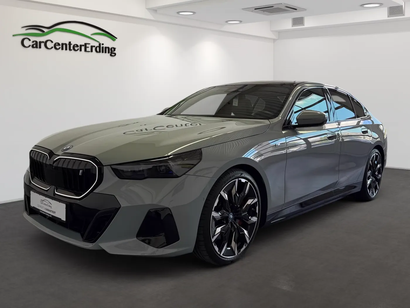 BMW i5 im Ausstellungsraum des CarCenter Erding