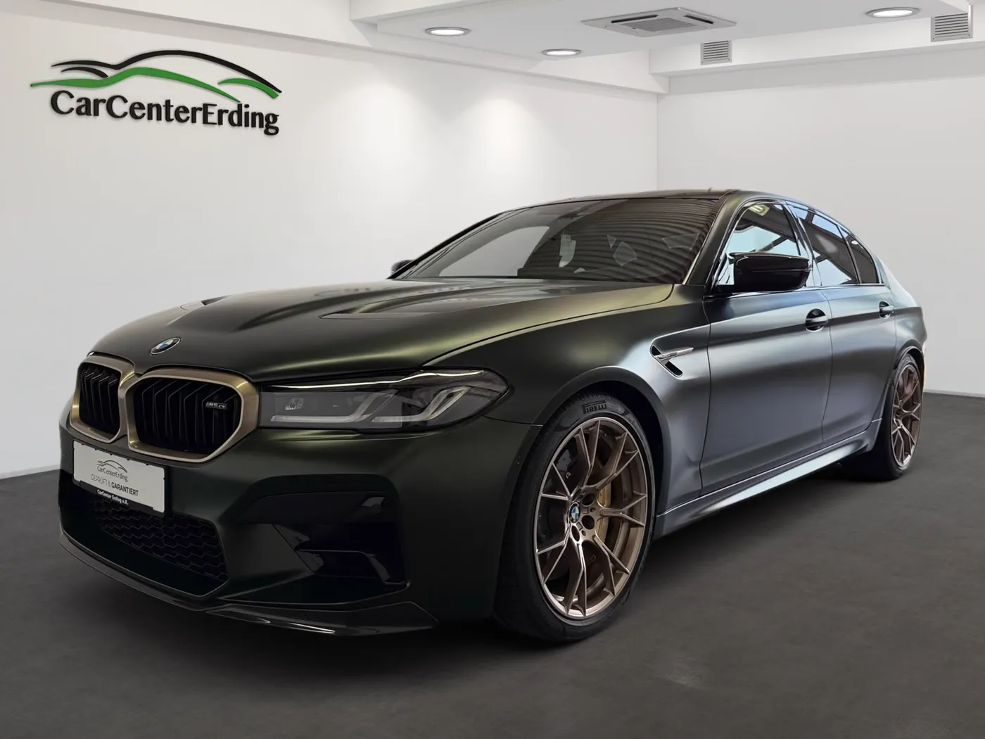 BMW M5 CS in Frozen Deep Green im Ausstellungsraum des CarCenter Erding