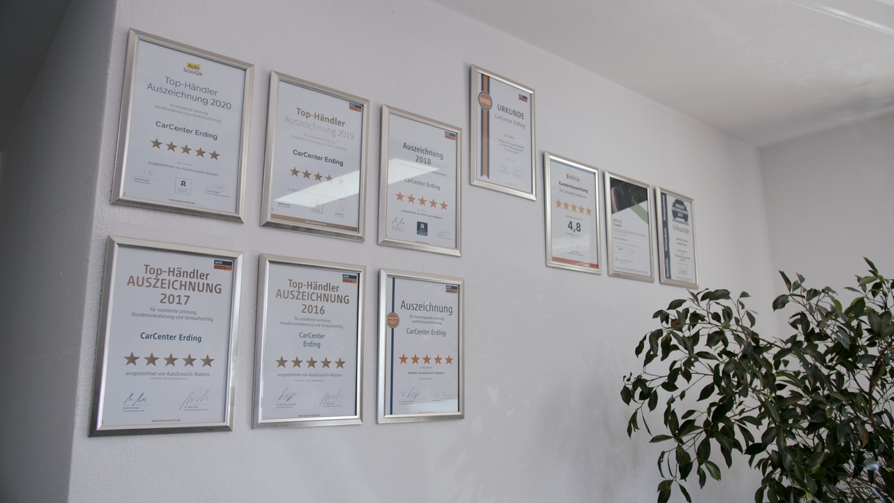 Urkundenwand im Büro des CarCenter Erding mit Top-Händler-Auszeichnungen